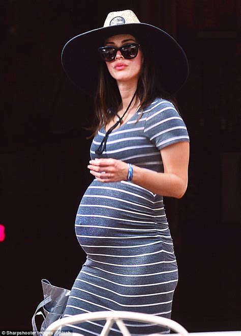 Megan Fox Shows off Baby Bump in a Colorful Naked Dress:。